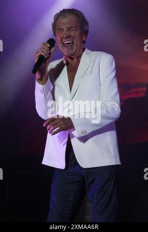 Ian GILLAN am Mikrofon bringt die Fans in Schwung Stockfoto