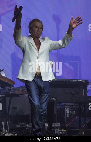 Ian GILLAN am Mikrofon begrüßt die Fans Stockfoto