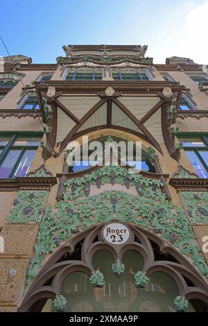 Oriel mit Dekorationen auf historischem Geschäftsgebäude, Blick nach oben, Detail, Inschrift, Hausnummer, Straßenname, Anger 23, Erfurt, Thüringen Stockfoto