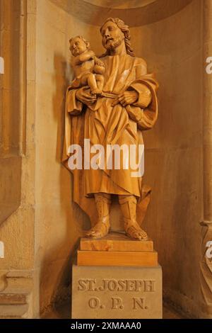 Holzskulptur von Joseph von Nazareth in der UNESCO-Kathedrale, Heiliger, Heiliger, Jesuskind, Arm, Tragen, Inschrift, Holzschnitzerei, Inschrift Stockfoto