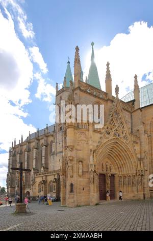 Gotisches UNESCO DOM und jungfräuliches Portal mit Tympanon, Kirchenportal mit Beschlägen und Dekorationen, Marienkirche, Erfurter Dom, Domplatz Stockfoto