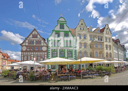 Historisches Restaurant Hofbräu am Dom mit Grünschwanzgiebel und Häusern, Grün, Straßenpub, People, Domplatz, Erfurt, Thüringen, Deutschland Stockfoto