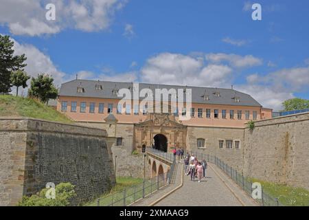 Brücke und Leute zum Haus des Kommandeurs mit Peterstor, erbaut 1666, Portal, Stadtbefestigung, Bastion, Zitadelle, Petersberg, Erfurt, Thüringen Stockfoto