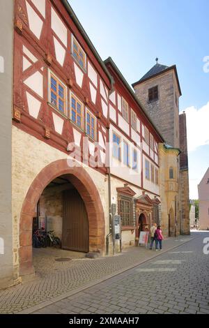 Restaurant Haus zum Gueldenen Kroenbacken und Michaelskirche, Fachwerkhaus, Torbogen, Erfurt, Thüringen, Deutschland Stockfoto