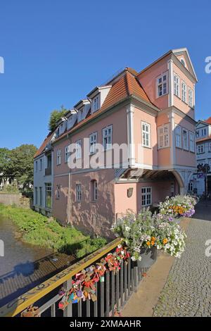 Historisches Haus an der Gera und Love Schleusen am Brückengeländer, lange Bruecke, Erfurt, Thüringen, Deutschland Stockfoto