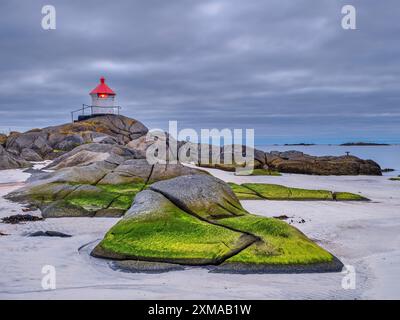 Leuchtturm in Eggum, Hvit Strand, Bostad, Vestvagoy, Lofoten, Nordland, Norwegen Stockfoto