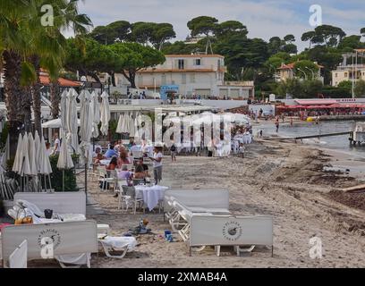 Blick auf den Strand de la Garoupe mit dem Restaurant Keller Cape de Antibes. Departement Alpes-Maritimes Region Provence-Alpes-Cote d'Azur Stockfoto