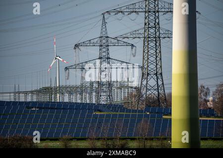 Teil einer Neubaustrecke, 380 kV Hochspannungsleitung zwischen Osterath und Gohr, 6 ha großer Solarpark auf einer stillgelegten Deponie bei Gohr-Broich Stockfoto