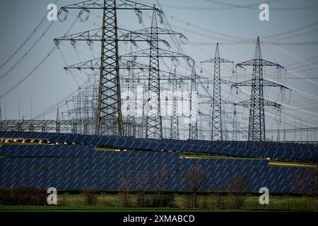 Teil einer Neubaustrecke, 380 kV Hochspannungsleitung zwischen Osterath und Gohr, 6 ha großer Solarpark auf einer stillgelegten Deponie bei Gohr-Broich Stockfoto