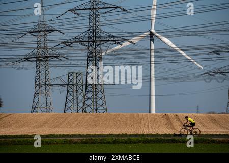 Teil einer Streckenstrecke, 380 kV-Hochspannungsleitung, Windkraftanlage, bei Huechelhoven, Kreisstadt Bergheim, Rhein-Kreis-Neuss, Norden Stockfoto