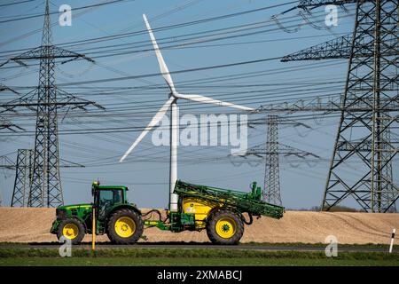 Teil einer Streckenstrecke, 380 kV-Hochspannungsleitung, Windkraftanlage, bei Huechelhoven, Kreisstadt Bergheim, Rhein-Kreis-Neuss, Norden Stockfoto