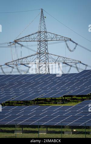 Teil einer Neubaustrecke, 380 kV Hochspannungsleitung zwischen Osterath und Gohr, 6 ha großer Solarpark auf einer stillgelegten Deponie bei Gohr-Broich Stockfoto