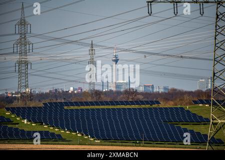 Teil einer Neubaustrecke, 380 kV Hochspannungsleitung zwischen Osterath und Gohr, 6 ha großer Solarpark auf einer stillgelegten Deponie bei Gohr-Broich Stockfoto