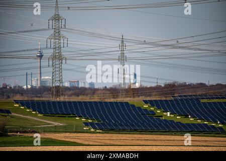 Teil einer Neubaustrecke, 380 kV Hochspannungsleitung zwischen Osterath und Gohr, 6 ha großer Solarpark auf einer stillgelegten Deponie bei Gohr-Broich Stockfoto