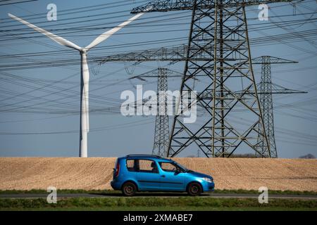 Teil einer Streckenstrecke, 380 kV-Hochspannungsleitung, Windkraftanlage, bei Huechelhoven, Kreisstadt Bergheim, Rhein-Kreis-Neuss, Norden Stockfoto