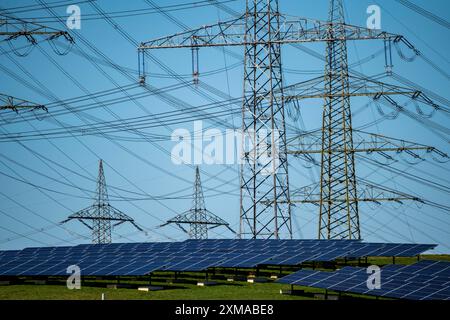 Teil einer Neubaustrecke, 380 kV Hochspannungsleitung zwischen Osterath und Gohr, 6 ha großer Solarpark auf einer stillgelegten Deponie bei Gohr-Broich Stockfoto