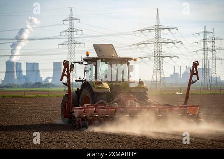 Traktor, der im Frühjahr auf einem Feld arbeitet, Aussaat, Pflanzmaschine, Braunkohlekraftwerk Neurath, Rheinisches Braunkohlebergbaugebiet Stockfoto