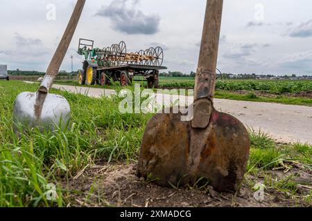 Schaben, Schaufeln am Rande eines frisch bearbeiteten Feldes in Nordrhein-Westfalen Stockfoto