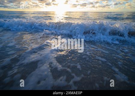 Meer- oder Meereswellen. Meereswellen und Strand Hintergrund. Meereswellen. Urlaub am Meer. Stockfoto
