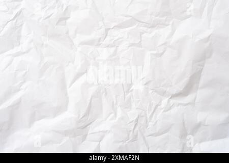 Die Draufsicht von zerknittertem oder zerknittertem weißem Schablonenpapier wird für die Hintergrundstruktur des zerknitterten Papiers verwendet. Stockfoto