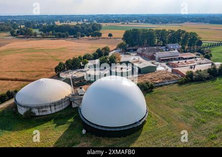 Biogasanlage, Gasspeicher, mit Kuppel, Fermentertanks für den Fermentationsprozess, Verwendung von Festmist als Energiequelle, auf einem Bauernhof in der Nähe von Lippling Stockfoto