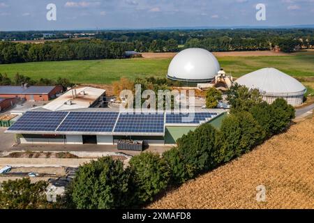 Biogasanlage, Gasspeicher, mit Kuppel, Fermentertanks für den Fermentationsprozess, Nutzung von Festmist als Energiequelle, Photovoltaikanlage im Betrieb Stockfoto