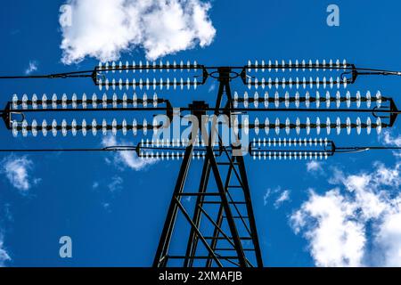 Isolatoren aus Glas an einer Hochspannungsleitung hängen sie als Aufhängevorrichtung zwischen dem Pylon und dem stromführenden, nicht isolierten Kabel an den Pylonen Stockfoto