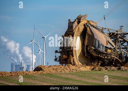 Dazu gehört das Braunkohlebergwerk Garzweiler II, Schaufelradbagger-Bagger, am Rande des Tagebaues nahe dem Dorf Luetzerath Stockfoto