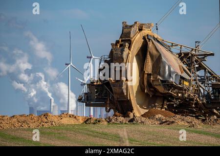 Dazu gehört das Braunkohlebergwerk Garzweiler II, Schaufelradbagger-Bagger, am Rande des Tagebaues nahe dem Dorf Luetzerath Stockfoto