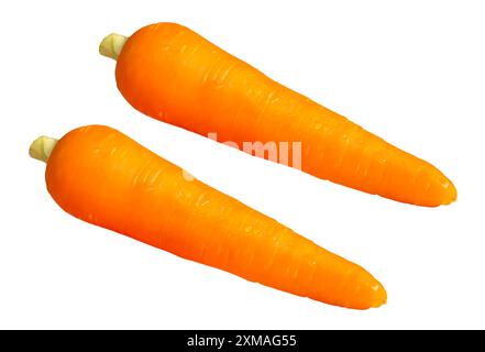 Der Satz der orangefarbenen Karotten von oben ist auf weißem Hintergrund mit dem Beschneidungspfad isoliert. Stockfoto