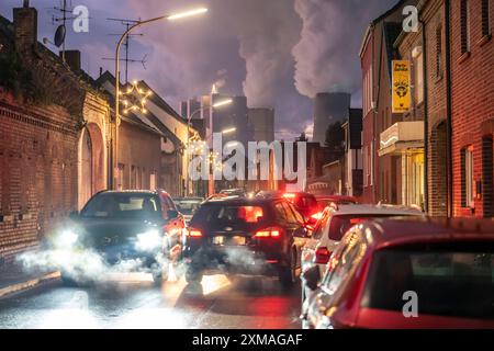 Das Dorf Vanikum, Teil der Gemeinde Rommerskirchen, Hauptstraße, dahinter das Braunkohlekraftwerk Neurath, bei Grevenbroich Stockfoto