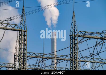 380-kV-Anlage, Schaltanlage, vom Übertragungsnetzbetreiber Amprion, im Emscherbruch in Herten, Schornstein der STEAG-Kraft-Wärme-Kopplung Stockfoto