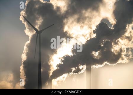 Windpark Halde Oberscholven, Rauchwolken aus Kühlturm und Schornstein des Uniper-Kohlekraftwerks Scholven, Gelsenkrichen, Nord Stockfoto