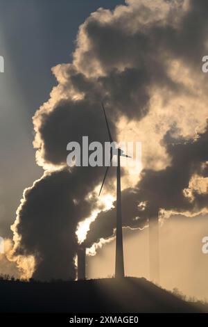 Windpark Halde Oberscholven, Rauchwolken aus Kühlturm und Schornstein des Uniper-Kohlekraftwerks Scholven, Gelsenkrichen, Nord Stockfoto