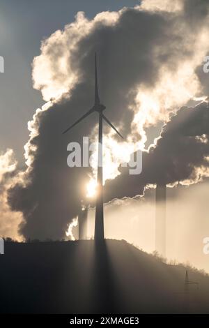 Windpark Halde Oberscholven, Rauchwolken aus Kühlturm und Schornstein des Uniper-Kohlekraftwerks Scholven, Gelsenkrichen, Nord Stockfoto