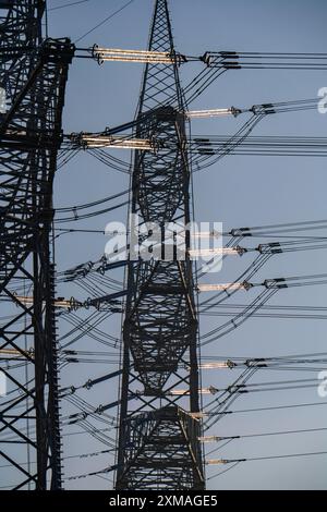 380-kV-Anlage, Schaltanlage, vom Übertragungsnetzbetreiber Amprion, im Emscherbruch in Herten, Hochspannungspylon mit Glasisolatoren Stockfoto