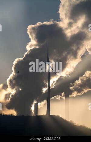 Windpark Halde Oberscholven, Rauchwolken aus Kühlturm und Schornstein des Uniper-Kohlekraftwerks Scholven, Gelsenkrichen, Nord Stockfoto