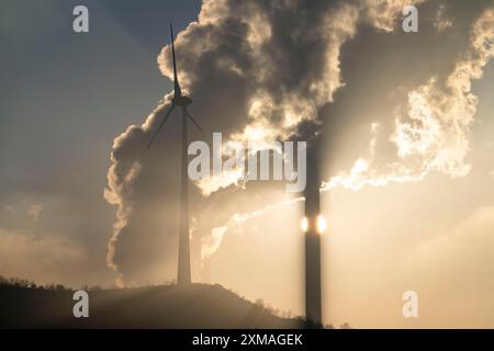 Windpark Halde Oberscholven, Rauchwolken aus Kühlturm und Schornstein des Uniper-Kohlekraftwerks Scholven, Gelsenkrichen, Nord Stockfoto