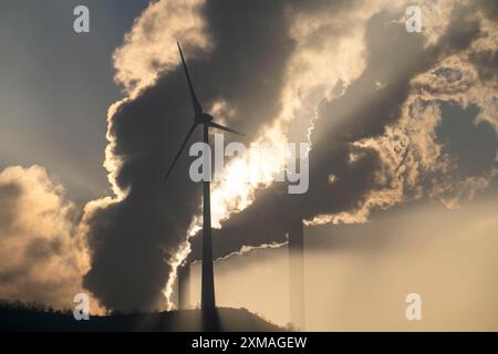 Windpark Halde Oberscholven, Rauchwolken aus Kühlturm und Schornstein des Uniper-Kohlekraftwerks Scholven, Gelsenkrichen, Nord Stockfoto