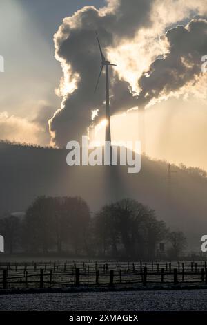 Windpark Halde Oberscholven, Rauchwolken aus Kühlturm und Schornstein des Uniper-Kohlekraftwerks Scholven, Gelsenkrichen, Nord Stockfoto