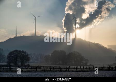 Windpark Halde Oberscholven, Rauchwolken aus Kühlturm und Schornstein des Uniper-Kohlekraftwerks Scholven, Gelsenkrichen, Nord Stockfoto