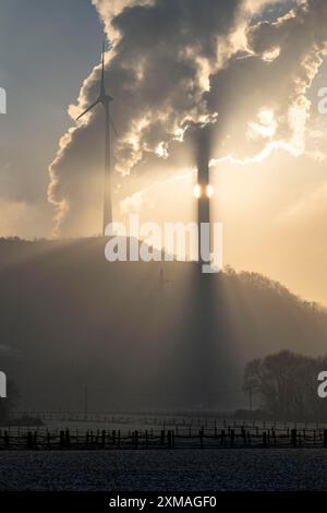 Windpark Halde Oberscholven, Rauchwolken aus Kühlturm und Schornstein des Uniper-Kohlekraftwerks Scholven, Gelsenkrichen, Nord Stockfoto