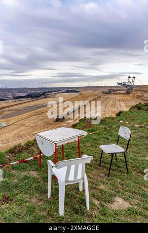 Rand des Braunkohlebergwerkes Garzweiler II, Bagger, bei der Ortschaft Luetzerath, dem letzten ausgrabenden Dorf Nordrhein-Westfalen Stockfoto