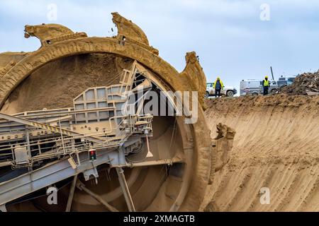 Braunkohlebergwerk Garzweiler 2, Schaufelradbagger 261 beim Ausheben der Oberfläche, im Rest des Weilers Luetzerath beträgt der Schaufeldurchmesser 17 Stockfoto