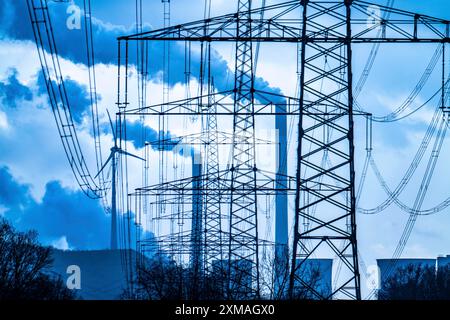 Hochspannungsleitungen, Freimasten, UNIPER-Kohlekraftwerk Scholven im Hintergrund, Windräder auf dem Oberscholven-Schlackenhaufen Stockfoto