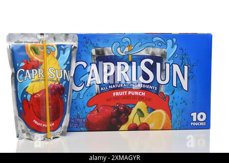 IRVINE, KALIFORNIEN - 7. JULI 2024: Eine Schachtel Capri Sun Fruit Punch Drinks. Stockfoto