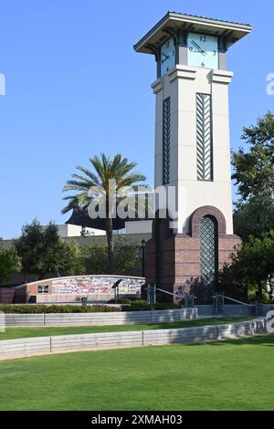 ONTARIO, KALIFORNIEN - 14. JULI 2024: Clock Tower und Timeline auf dem Ontario Town Square. Stockfoto