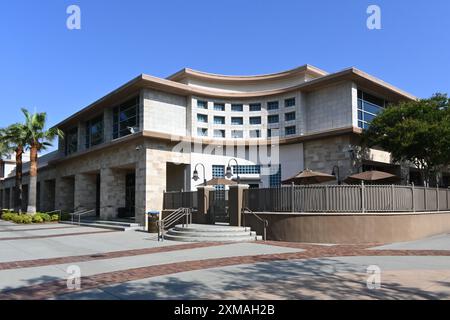 ONTARIO, KALIFORNIEN - 14. JULI 2024: Die Ovitt Family Community Library neben dem Town Square. Stockfoto