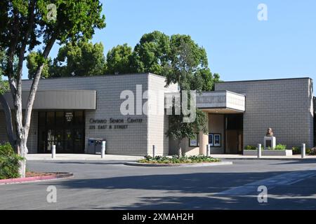 ONTARIO, KALIFORNIEN - 14. JULI 2024: Ontario Senior Center neben dem Civic Center und dem Town Square. Stockfoto