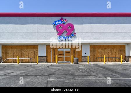 ONTARIO, KALIFORNIEN - 14. JULI 2024: An Bord des 99 Cent Store an der Euclid Avenue in Ontario. Stockfoto